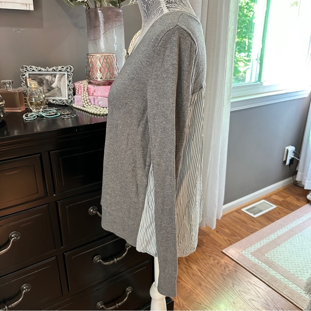 LOFT Outlet Gray Mixed Media V-Neck Sweater Size M – Striped Back Panel - Picture 4 of 16